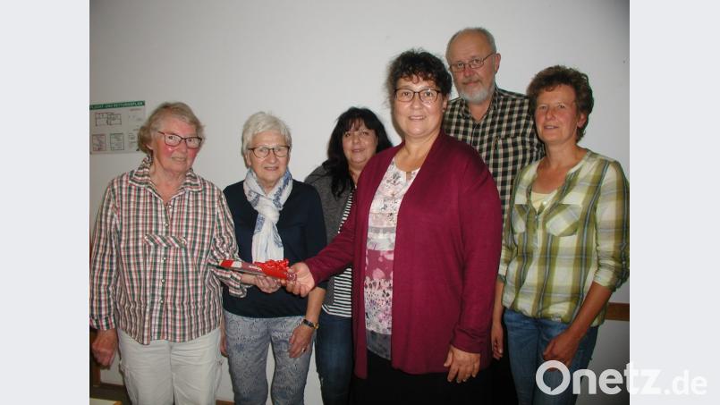 Das kreative Vorbereitungsteam und Pfarrer Gerhard Prell
 von links: Ilse Hauschild, Edith Glaser, Katrin Rabenstein, Elisabeth Malessa, Pfarrer Gerhard Prell und Anita Dörfler Bild: gis