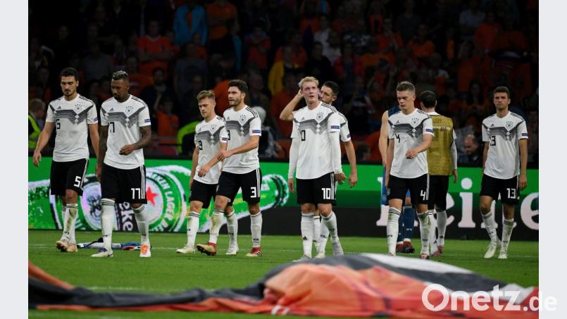 Bedröppelt schlichen die DFB-Kicker nach der Blamage in Amsterdam vom Feld. Bild: agentur_dpa