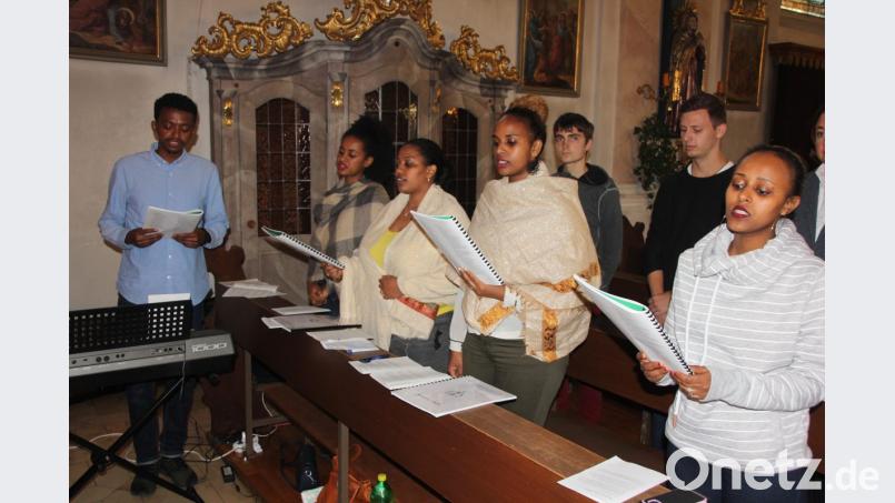 Ein Chor der Äthiopisch-Katholischen Gemeinde München umrahmt mit Liedern das Pontifikalamt. Bild: kro