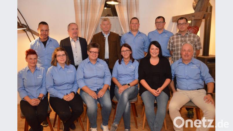Neue Vorsitzende des TV ist Birgit Krug (vorne, Dritte von links) und Dagmar Gebhardt (vorne, Dritte von rechts) ist die neue zweite Vorsitzende Bild: fz