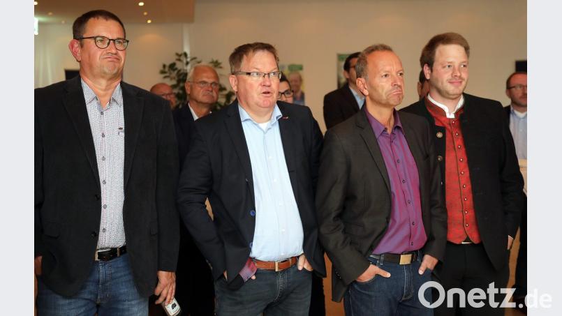 Die 18-Uhr-Prognose von 35,5 Prozent für die CSU sorgt bei der Wahlparty im ACC für lange Gesichter (von links): Stadtrat Rupert Natter, OB Michael Cerny, Landtags-Listenkandidat Thomas Bärthlein und Bezirkstag-Listenkandidat Henner Wasmuth. Bild: Wolfgang Steinbacher