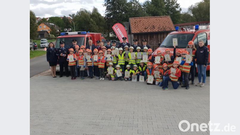 Über 30 Buben und Mädchen absolvierten die Kinderflamme. Dazu gratulierten die Feuerwehrspitze des Landkreises und Bürgermeister Richard Tischler. Bild: slh