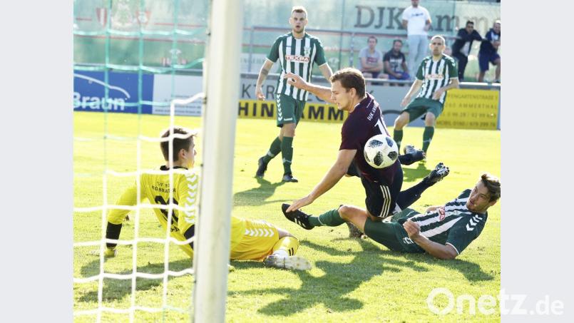 Der Ammerthaler Stürmer Ralf Egeter (Mitte) wird vor dem Tor des Großbardorfer Torhüters Julian Schneider (links) von Innenverteidiger Marcel Röder im letzten Augenblick am Torschuss gehindert. Bild: Hubert Ziegler