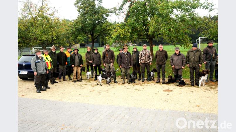 Die Prüfungskandidaten mit ihren Führern und den Prüfern: Am Gasthof Erras in Fichtenhof treffen sich die Teilnehmer am Morgen. Bild: ge