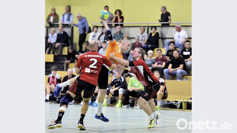 Die Buckenhofener Christoph Summerer (links) und Björn Schwarz nehmen den wuchtigen Amberger Rückraumspieler David Zilak (Mitte) beim Torwurf in die Zange Bild: Hubert Ziegler