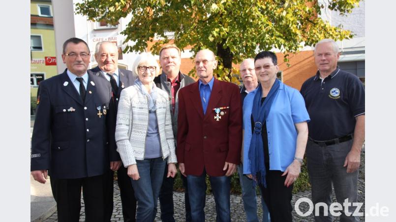 Zweite Bürgermeisterin Christa Zapf (Dritte von links) und Vereinsabordnungen von der Feuerwehr, vom VdK und von der KSK Oberviechtach kamen, um dem „Gustl“ (vorne Bildmitte) zum 80. Geburtstag zu gratulieren. Bild: frd