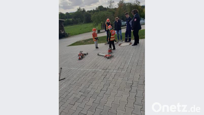 Auch das Schlauchkuppeln will gelernt sein. Bild: slh