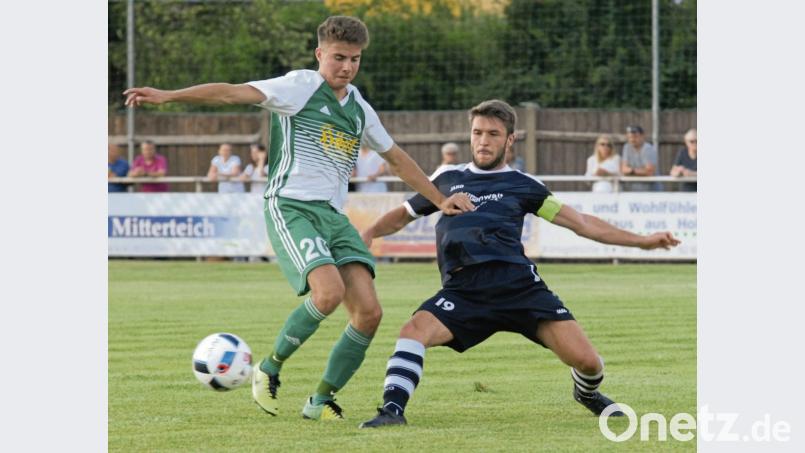 Der SV Mitterteich verlor beim SV Memmelsdorf mit 0:3. David Dobras (links, im Spiel gegen Friesen), vergab in der ersten Halbzeit die Riesenchance zum 1:1. Bild: gb
