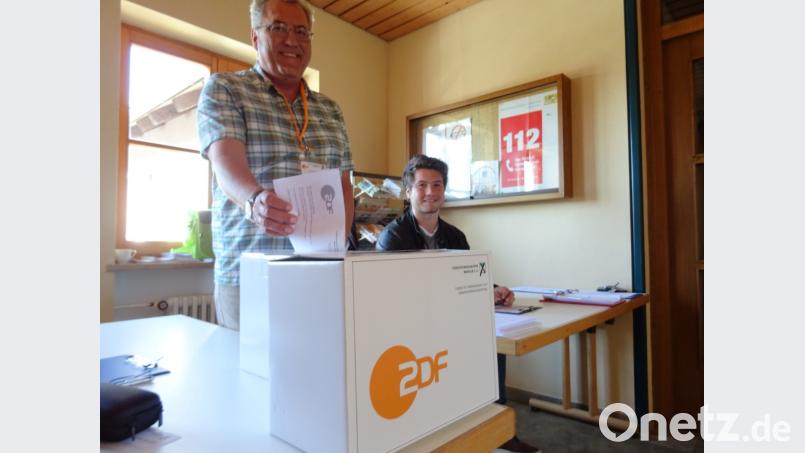 Wilhelm und Julian Üblacker (von links) sammeln Daten für die "Forschungsgruppe Wahlen". Die Mannheimer Gruppe ist für die 18-Uhr-Prognose des ZDF zuständig. Bild: ens