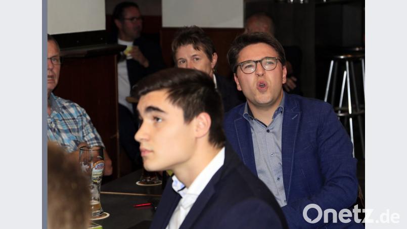 Das Entsetzen bei der SPD ist groß, als die ersten Hochrechnungen über die Bildschirme eintreffen. Bild: Hösamer