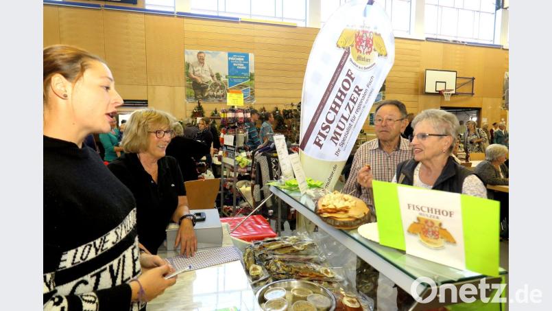 Am Stand des Fischhofes Mulzer konnten die Besucher probieren, kaufen und mit dem Personal plaudern. Bild: Hirsch