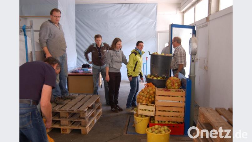 Helfer des Obst- und Gartenbauvereins Freudenberg/Wutschdorf und des Landschaftspflegeverbands bei der Annahme der angelieferten Äpfel. Bild: bas