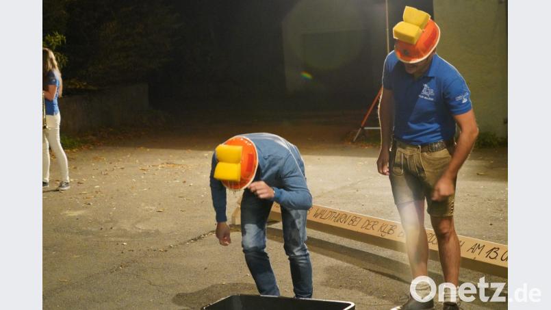 Lukas Ertl (links) und Johannes Menner erfüllen souverän ihre Ehrenpatenbitten-Aufgabe mit Helm und Schwamm Bild: fvo