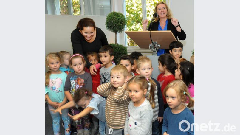 Mit erhobenen Händen scheint Familienministerin Kerstin Schreyer (hinten rechts) den Kinderchor des Marienheims zu dirigieren. Tut sie nicht, aber sie gibt den Takt für die Arbeit des neuen Zentrums für Medienkompetenz in der Frühpädagogik vor und kommt nach der Unterzeichnung der Gründungsurkunde erneut nach Amberg, um die Einrichtung offiziell zu eröffnen. Bild: Stephan Huber