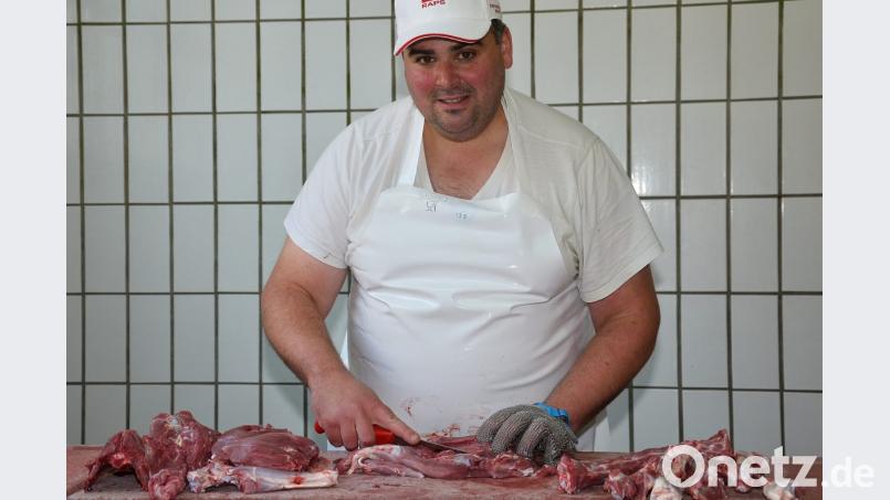 „Zerwirken“ heißt im Fachjargon das Zerlegen von Wildbret. Christian Enderlein vom Hartwichshof ist Metzger und Jäger zugleich und gilt als Experte auf diesem Gebiet. Bild: fjo