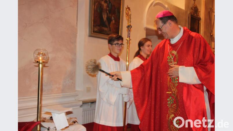 Weihbischof Dr. Josef Graf segnet den Weihrauch. Bild: kro