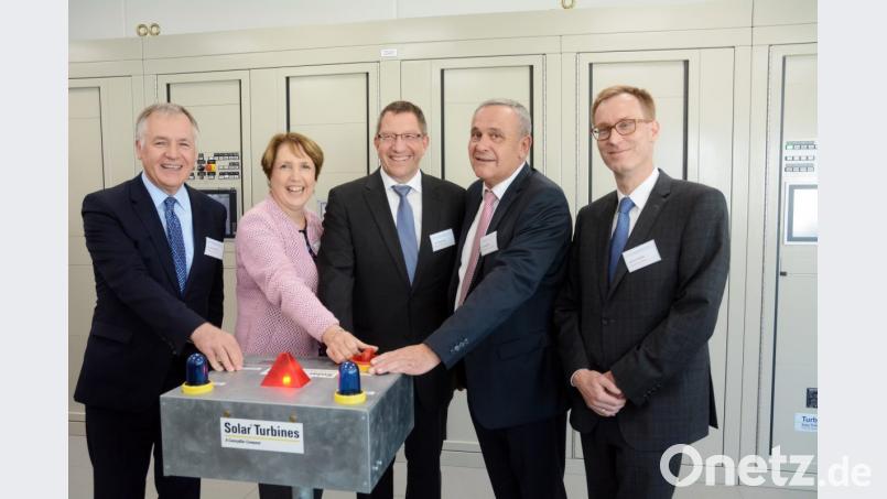 Drei neue Verdichtereinheiten in Rothenstadt. Man trage "eine gemeinsame Verantwortung für einen zusammenwachsenden Gasmarkt", findet Nicolas Delaporte, hier zusammen mit Annette Karl, Jörg Bergmann, Kurt Seggewiß und Jochen Schäfer. Bild: Gabi Schönberger