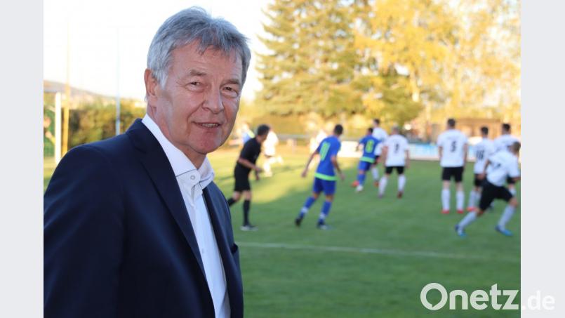 Auch wenn das Fußball-Team aus Joachim Hanischs Heimatgemeinde Bruck (in weißen Trikots) am Wahltag in Schwandorf 1:4 verloren hat, ein paar Minuten später war die Welt für den Landtagskandidaten der Freien Wähler wieder in Ordnung. Die ersten Hochrechnungen sahen nämlich seine politische Gruppierung bei fast zwölf Prozent. Ob er selbst wieder in das Maximilianeum einzieht war am Sonntag noch nicht klar, aber wahrscheinlich. Bild: Thomas Dobler