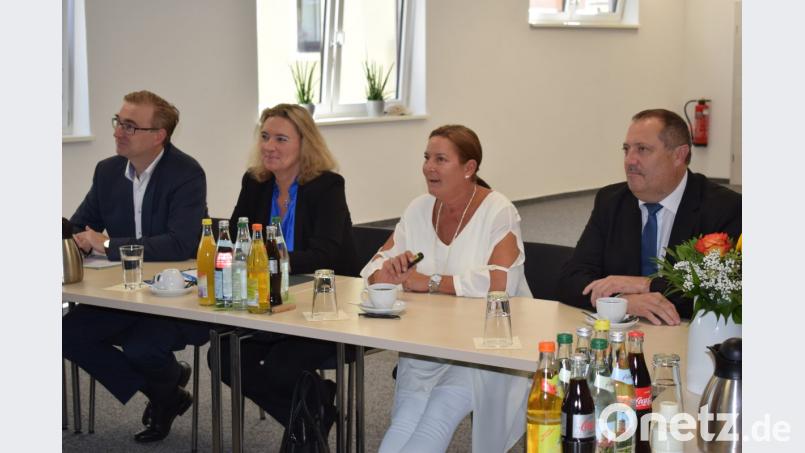 In der Diskussionsrunde ging es deutlich zur Sache. Von links: MdL Alexander Flierl, Sozialministerin MdL Kerstin Schreyer, Geschäftsführerin Sandra Loew und Landtagskandidat Manfred Wendl. Bild: bnr