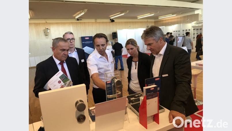 Zwei Stunden lang spazieren OB Kurt Seggewiß und Verlegerin Viola Vogelsang-Reichl von Aussteller zu Aussteller. Bild: eig