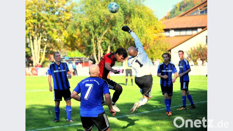 SpVgg-SV-Torwart Matthias Götz stand mehrfach im Mittelpunkt und entschärfte auch einen Elfmeter. Bei den beiden Gegentoren die zur 0:2-Niederlage führten, war aber auch er machtlos. Bild: Franken