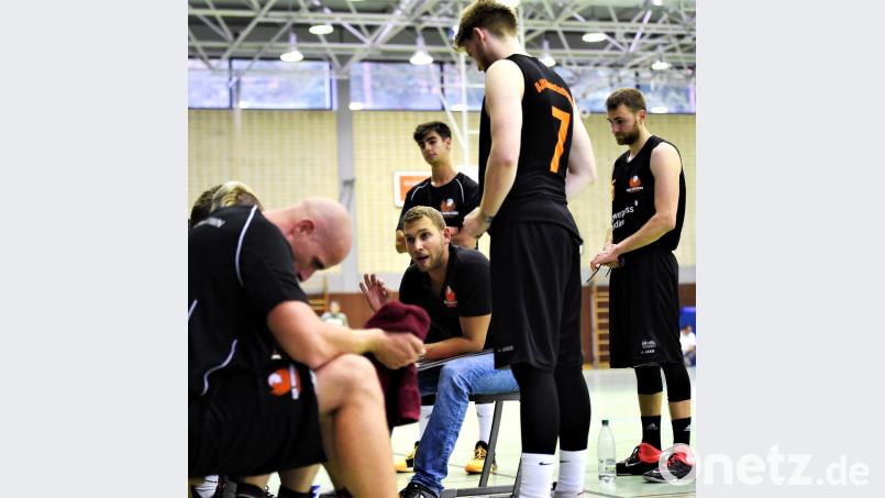 Trotz lautstarker DJK-Fans sind Besprechungen bei Auszeiten in der Neustädter Gymnasiumhalle zumeist kein Problem. Im hohen Lärmpegel in Gotha mussten sich die Neustädter Basketballer regelrecht anschreien. Bild: Büttner, Gerhard