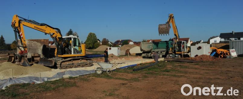 Im Baugebiet Auf der Höhe in Witzlhof geht es mit der Erschließung zügig voran. Wenn das Wetter mitspielt, können die ersten Häuslebauer im Sommer 2019 mit der Errichtung ihres Eigenheims anfangen. Bild: gf