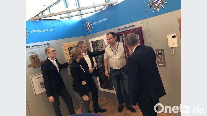 Zwei Stunden lang spazieren OB Kurt Seggewiß und Verlegerin Viola Vogelsang-Reichl von Aussteller zu Aussteller. Bild: eig