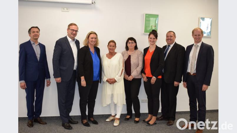 Auf Einladung von MdL Alexander Flierl (Zweiter von links) besuchte die Bayerische Sozialminsterin MdL Kerstin Schreyer (Dritte von links) die Dr. Loew Soziale Dienstleistungen. Begrüßt wurde sie von der Geschäftsführerin Sandra Loew (Vierte von Links) und DirektorJoachim Rauscher (links). Mit dabei waren von rechts: Bürgermeister Konrad Kiener, Manfred Wendl, Christina Bauer und Marianne Forster (Frauen-Union). Bild: bnr