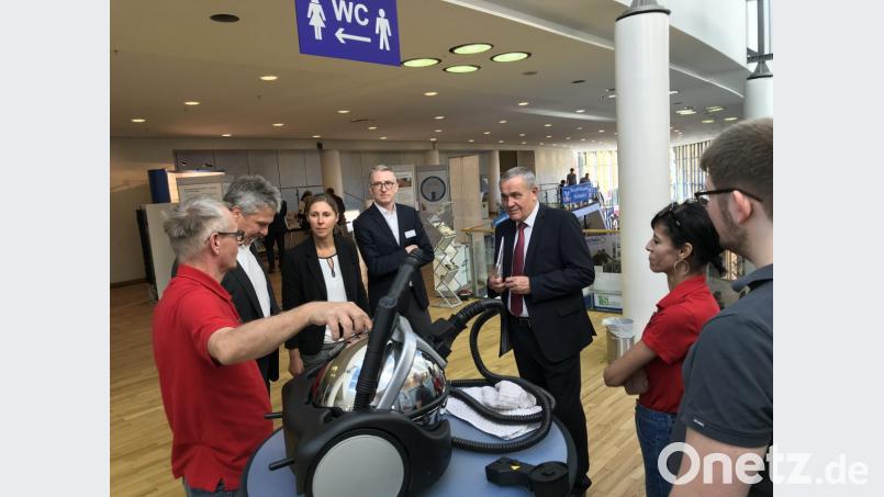 Zwei Stunden lang spazieren OB Kurt Seggewiß und Verlegerin Viola Vogelsang-Reichl von Aussteller zu Aussteller. Bild: eig