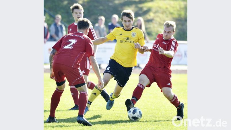 Zu zweit versuchen der Sorghofer Innenverteidiger Tobias Rudlof (links) und der defensive Mittelfeldspieler Philipp Wywiol (rechts) den dreifachen Hahnbacher Torschützen Rene Brewitzer (Mitte) zu stoppen. Bild: Hubert Ziegler