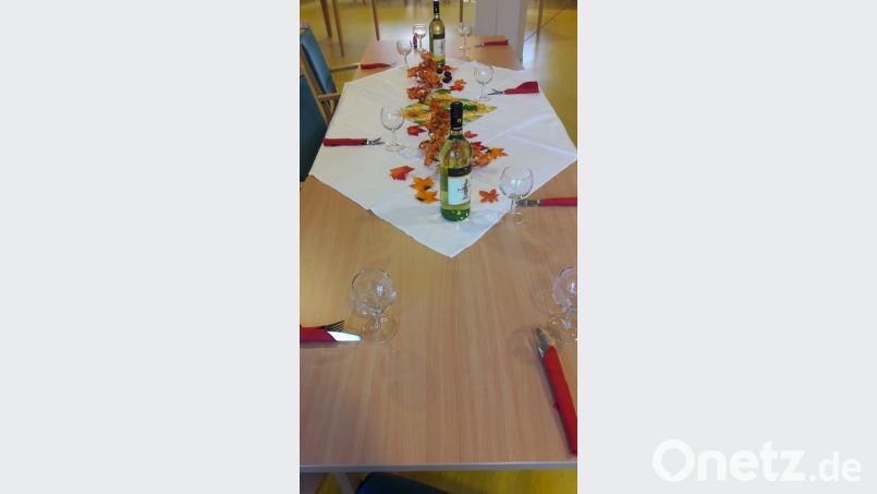 Die bunte Deko auf den Tischen haben die Heimbewohner selbst hergestellt. Bild: exb