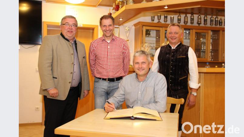 Zwei Mitglieder der Ehenbachtaler Schützen Holzhammer tragen sich ins goldene Buch der Stadt Schnaittenbach ein (von links): Bürgermeister Josef Reindl, Ferdinand Stipberger, Markus Ulrich und Schützenmeister Hans-Jürgen Ulrich Bild: ffl