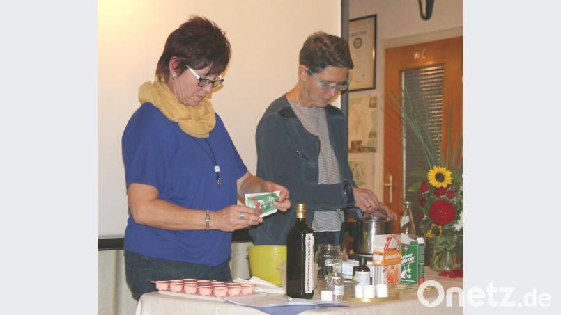 Kräuterführerin Petra Stark (links) mit Assistentin Silvia Engel. Bild: kdi