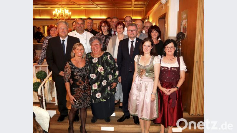 Die Schlemmerwirte mit Bürgermeister und Landrat im Gruppenbild: Sie laden heuer zu den 30. Wochen dieser Art ein. Bild: mfh