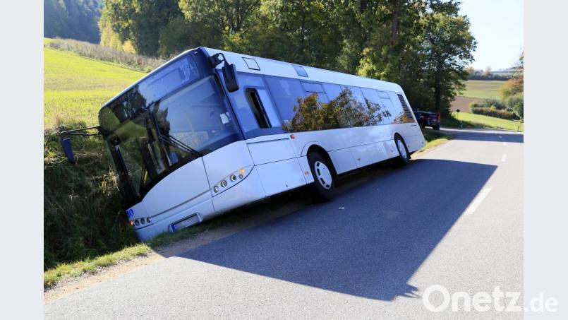 Freitagmittag gegen 13.30 Uhr kommt in Wiefelsdorf ein Schulbus von der Straße ab. Ein Mädchen wird leicht verletzt. Bild: Hösamer