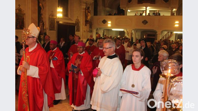 Der Einzug in die Konnersreuther Pfarrkirche. Bild: kro
