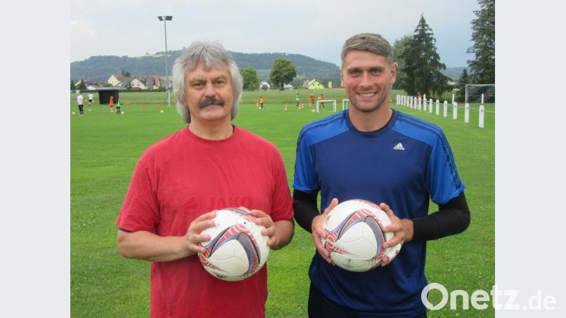 Wolfgang Hesl (rechts) und sein einstiger Förderer in der Jugendzeit, Günter Kohl. Der ehemalige Bayernliga-Torwart verfolgt den Werdegang seines Schützlings ganz genau. Bild: mr