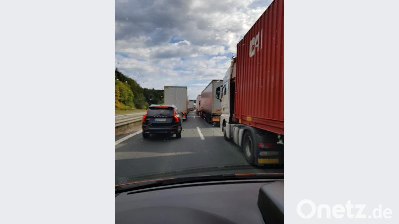 Eine Rettungsgasse, die keine ist: Die Autobahnmeisterei kam nicht durch den Stau zur Unfallstelle, als ein Lkw auf der A6 verunglückt war. Bild: Autobahnmeisterei