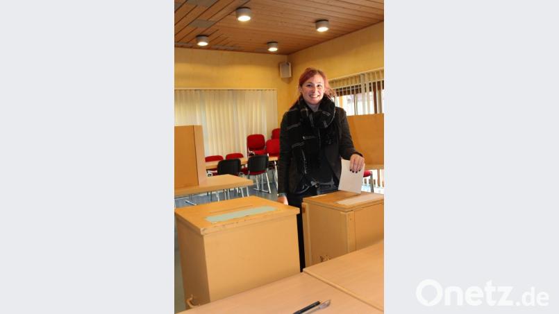 Gerade noch rechtzeitig zur Wahl konnte sich Anne Lehner aus Welluck den Weg zur Wahlurne im Dorfzentrum sichern. Am Freitag feierte die Gymnasiastin ihren 18. Geburtstag und konnte sich somit erstmals mit ihrer Stimme am Wahlergebnis beteiligen. Bild: cs