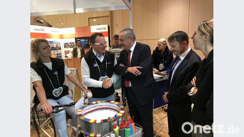 Zwei Stunden lang spazieren OB Kurt Seggewiß und Verlegerin Viola Vogelsang-Reichl von Aussteller zu Aussteller. Bild: eig