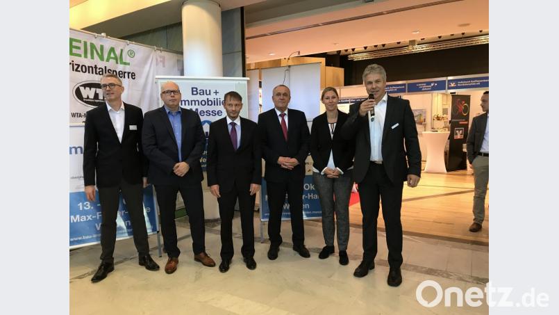 Startschuss für die Bau- und Immobilienmesse: Messeleiter Gunnar von Grawert-May, Verlegerin Viola Vogelsang-Reichl, Oberbürgermeister Kurt Seggewiß, Bürgermeister Jens Meyer, Matthias Rösch (etz Nordoberpfalz), Johannes Häring (Max-Reger-Halle), von rechts. Bild: eig