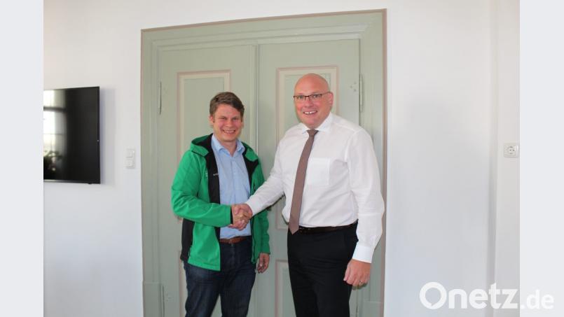 Dr. Benjamin Zeitler (links) und Oliver Weigel machten schnell Nägel mit Köpfen: In vier Wochen fanden sie einen neuen Ort für das Ferienprogramm. Foto: Bri Gsch Bild: exb