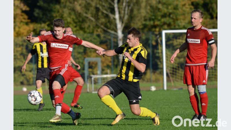 Sportfreund Andreas Lottner (gestreiftes Trikot) und der Neunburger Benjamin Maier (links) im Zweikampf: Die Weidenthaler stießen mit ihrem Erfolg gegen den FC Neunburg auf Platz drei der Kreisliga West vor. Bild: ham