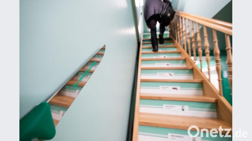 Ein Metzgermesser weist den Weg zu den Zimmmern eines des "Bratwursthotels". Bild: Daniel Karmann/dpa