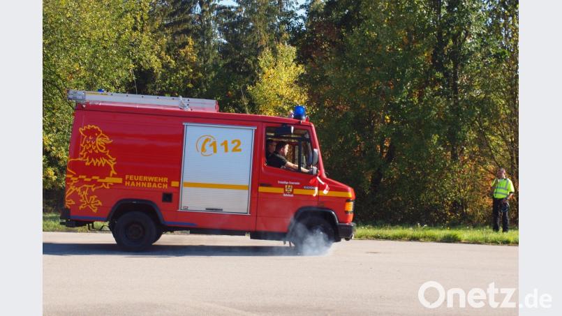 Bei der sogenannten Büffel-Schlagbremsung – hier ein Tragkraftspritzen-Fahrzeug der Hahnbacher Wehr – qualmen die Vorderreifen und der Kleintransporter geht gewaltig in die Knie. Bild: sön