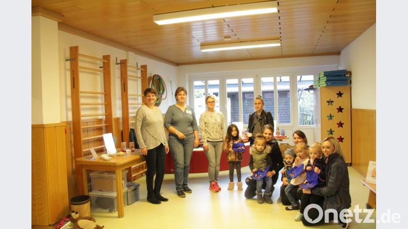 Stolz präsentieren die Buben und Mädchen ihre selbstbefüllten Brotzeitboxen. Mit auf dem Bild Diplom-Oecotrophologin (FH) Kristina Heinzel-Neumann, Petra Prölß vom Amt für Landwirtschaft Ernährung und Forsten und Kindergartenleiterin Sabine Schöpf-Schreiber. Bild: njn