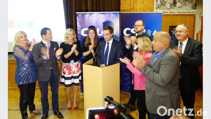 Beifall für den neuen CSU-Abgeordneten im Postkellersaal: Stephan Oetzinger (Fünfter von links) holt mit knapp 40 Prozent im Stimmkreis und damit großen Vorsprung das Direktmandat. Der 34-jährige Manteler beerbt Petra Dettenhöfer (Dritte von rechts). Bild: Gabi Schönberger