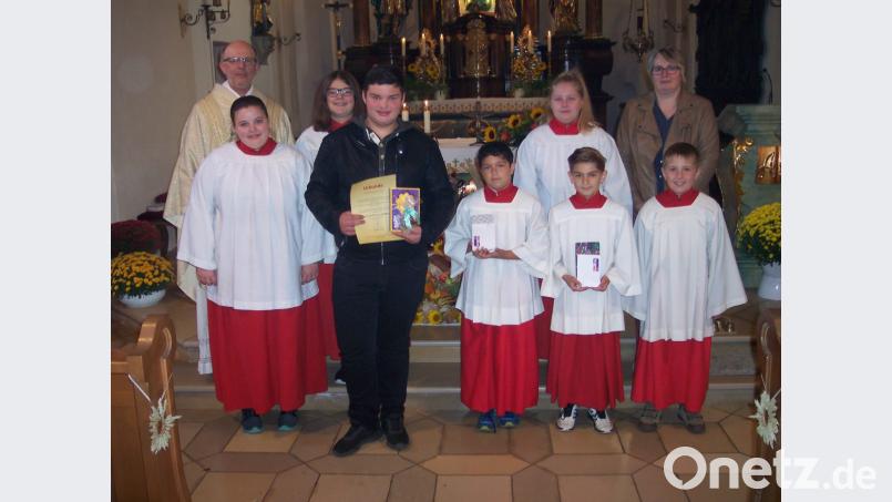 Pfarrer Herbert Rösl (hinten links), Betreuerin Annemarie Alwang (hinten rechts) und die Ministranten des Gottesdienstes freuen sich über die beiden „Neuen“ Noah Schüller und Lukas Ziereis (Mitte). Andreas Landgraf wurde mit einem Präsent aus dem Dienst verabschiedet. Bild: exb