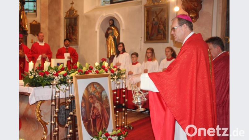Zu Beginn des Gottesdienstes spendet Weihbischof Dr. Josef Graf Weihrauch vor einem Gemälde, das den seligen Paters Liberat Weiß zeigt. Bild: kro